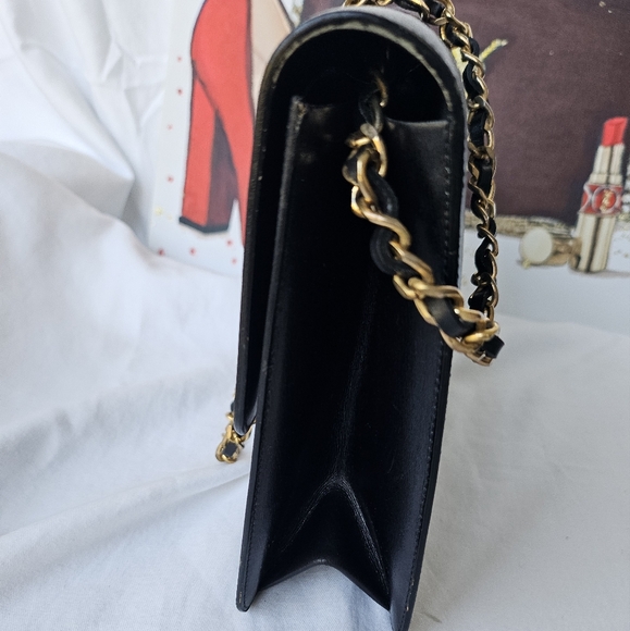 EUC vintage Chanel gold chain purse - Picture 15 of 17